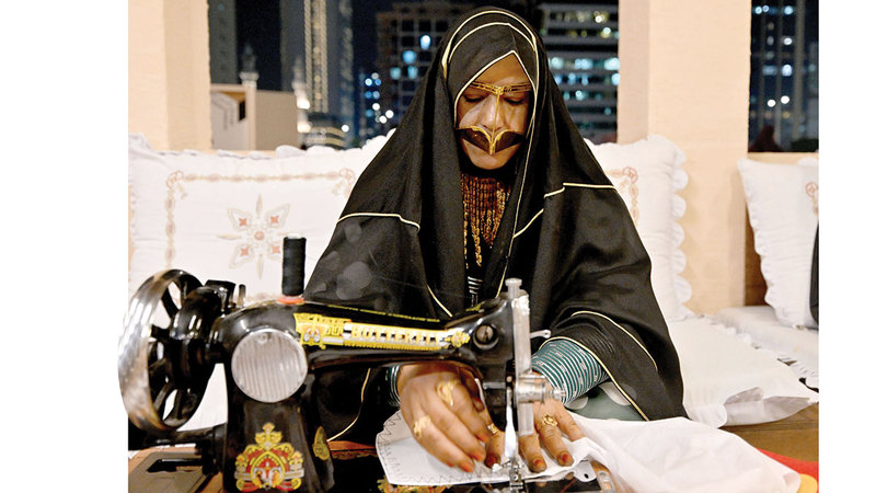 الوالدة فاطمة الكعبي: النساء كن يتعاونّ في خياطة الملابس الجديدة لبناتهن، وكذلك للأمهات والجدات.