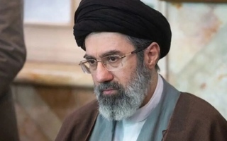 الصورة: مصدران إيرانيان: مجتبى خامنئي على قيد الحياة.. ويُرجح أن يخلف والده