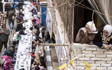 الصورة: حي المطرية يجمع آلاف الصائمين بـ &laquo;أطول مائدة إفطار جماعية في مصر&raquo;