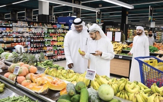 الصورة: الأسواق والمتاجر &laquo;مراقبة 24 ساعة&raquo;.. السلع متوافرة و&laquo;حماية المستهلك&raquo; تحذر من &laquo;الشراء المفرط&raquo;