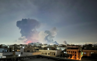 الصورة: الجيش الإسرائيلي يشن موجة جديدة من الغارات على طهران وأصفهان