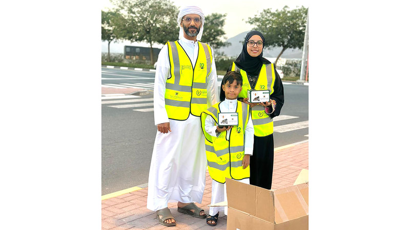 فهد الحساني برفقة ابنه خلفان وابنته هيام.