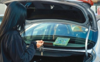 الصورة: فتاة تستأجر سيارة بـ830 درهماً يومياً وتمتنع عن السداد