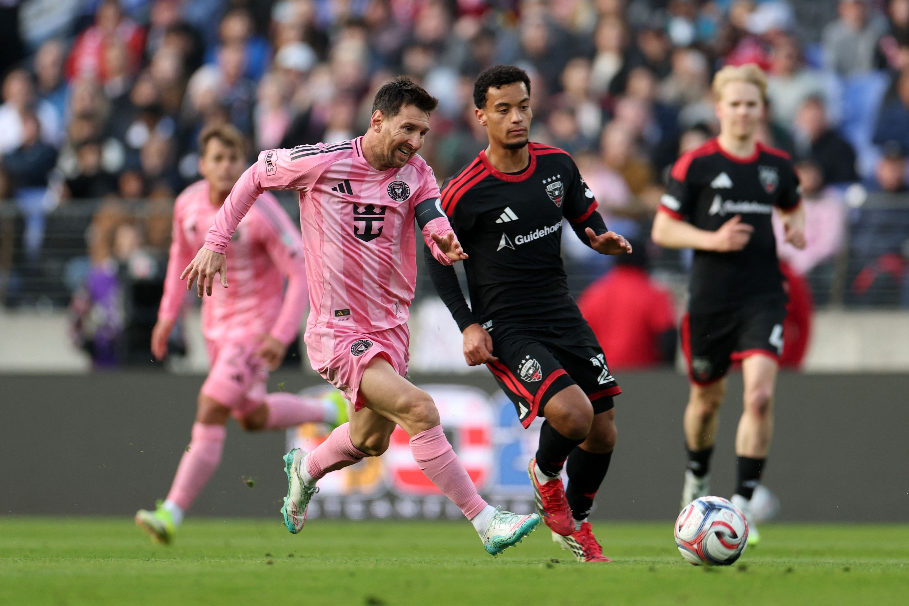 كم عدد أهداف ميسي طوال مسيرته الكروية حتى الآن؟