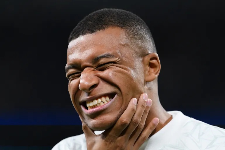 أجبروه على السفر.. مبابي ينضم إلى منتخب فرنسا بركبة مصابة