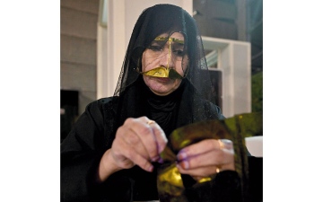 الصورة: مهن الأولين.. قرض البراقع..صناعة الحشمة بلمعان أنيق