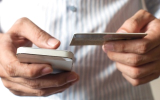 الصورة: متعاملون: بنوك تقدم بطاقات ائتمان من دون طلب رسمي