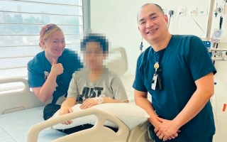 الصورة: &laquo;تراحم&raquo; تتكفل بعلاج طفل يعاني ضمور العضلات