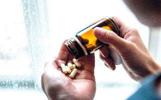 الصورة: سيارة فارهة ومصروف مفتوح.. الدلال الزائد يقود مراهقاً إلى الإدمان