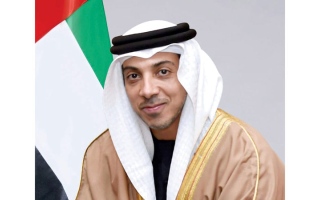 الصورة: منصور بن زايد ورئيس وزراء الكويت يبحثان هاتفياً التطورات الخطرة في المنطقة