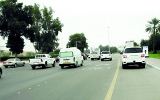 الصورة: شرطة دبي تحذر من خطورة الوقوف في كتف الطريق