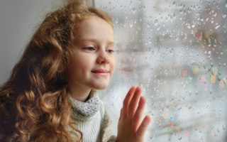 الصورة: لماذا يحبّ البعض رائحة البنزين أو رائحة الأرض بعد أول شتوة ؟