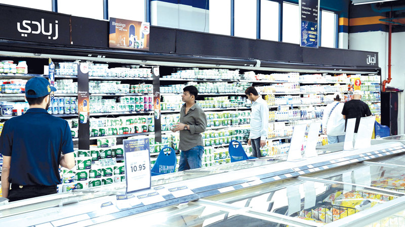 &laquo;الإمارات لحماية المستهلك&raquo; اعتبرت شراء كميات كبيرة دون داعٍ ممارسة سلبية. تصوير: نجيب محمد