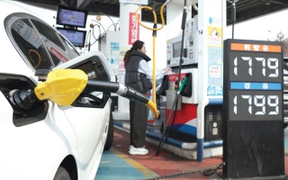 الصورة: رئيس كوريا الجنوبية يطالب السلطات بتطبيق سقف سعري لأسعار الوقود