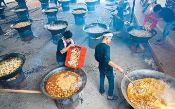 الصورة: &laquo;كوَه بيلونغونغ&raquo; إفطار للصائمين يعكس روح التكافل في إندونيسيا