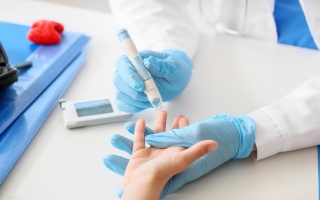 الصورة: السجن 4 سنوات وغرامة 100 ألف درهم عقوبة نقل الأمراضٌ المعديةٌ عمداً