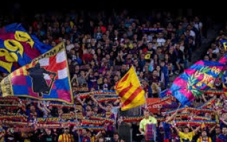 الصورة: مشجع برشلوني أخطأ في عنوان ملعب نيوكاسل فوجد نفسه أمام مباراة للدرجة الثالثة !