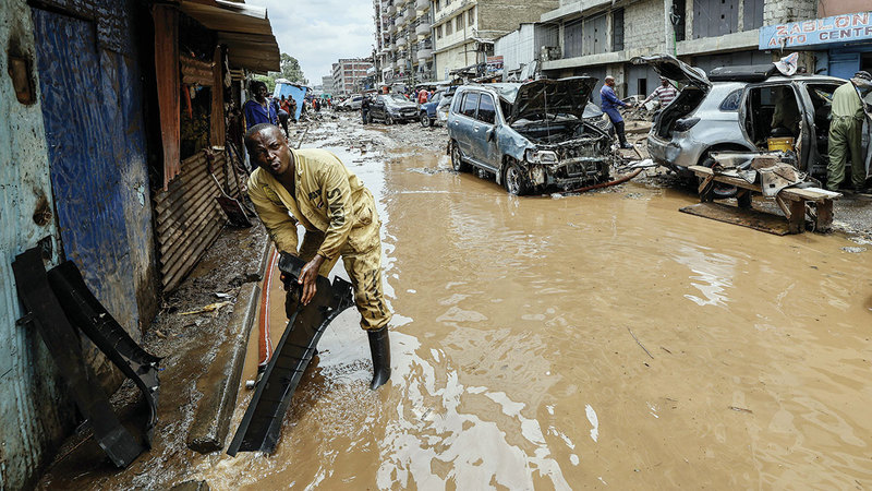 صاحب متجر لقطع غيار السيارات يستعيد بعض القطع بعد تضرر متجره. إي.بي.إيه