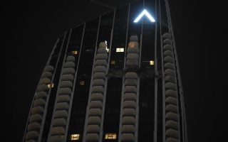 السيطرة على حادث سقوط مسيرة على مبنى في منطقة ميناء خور دبي دون تسجيل أي إصابات