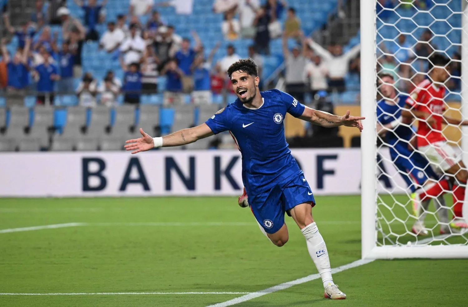 جناح برازيلي من طراز "بطل العالم" في طريقه إلى برشلونة