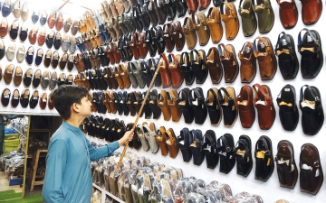 الصورة: &laquo;البيشاوري تشابال&raquo;.. أناقة تقليدية للعيد في باكستان