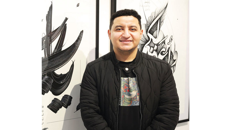 علي عزيز: اعتمدت على الأبيض والأسود فقط، لأنني أردت للشعور الذي يصل إلى المتلقي أن يتصدر العمل الفني.