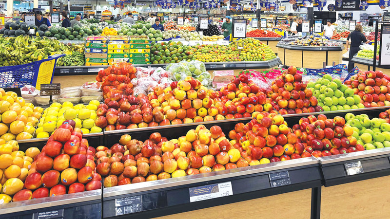 الأسواق تشهد وفرة معروض من السلع والخضراوات والفواكه بكميات كبيرة. الإمارات اليوم