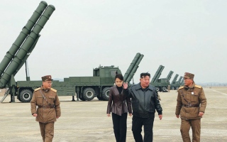 الصورة: كوريا الشمالية تجري تجربة لنظام إطلاق الصواريخ المتعددة