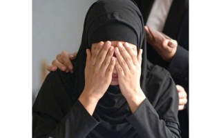 الصورة: &laquo;أم وائل&raquo; تحتاج إلى 45 ألف درهم لعلاج &laquo;الوهن العضلي&raquo;