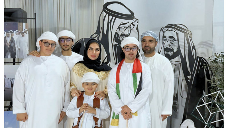 زايد العور محاطاً بأفراد أسرته. الإمارات اليوم