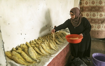 الصورة: السمك المملح يتجهز ليتصدر موائد الغزيين في العيد