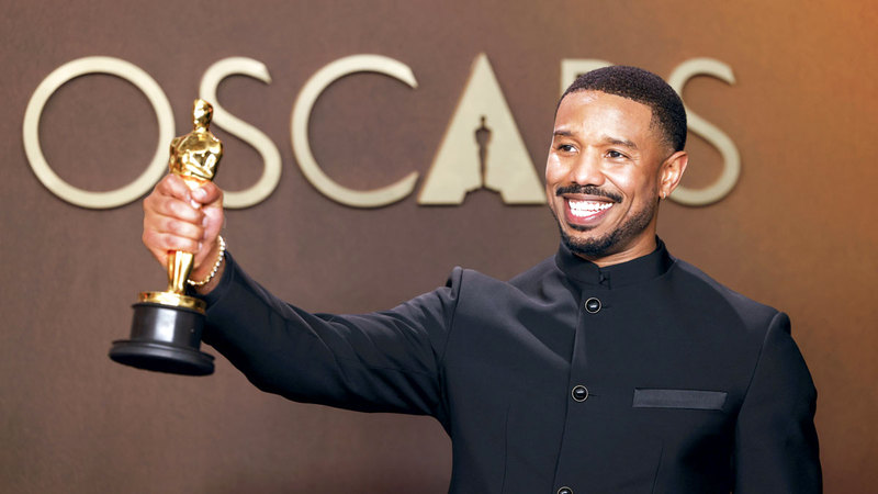 مايكل بي جوردان سعيداً بجائزة الأوسكار. إي.بي.إيه