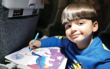 الصورة: زايد العور.. طفل إماراتي يحوّل الفن إلى رسالة عطاء