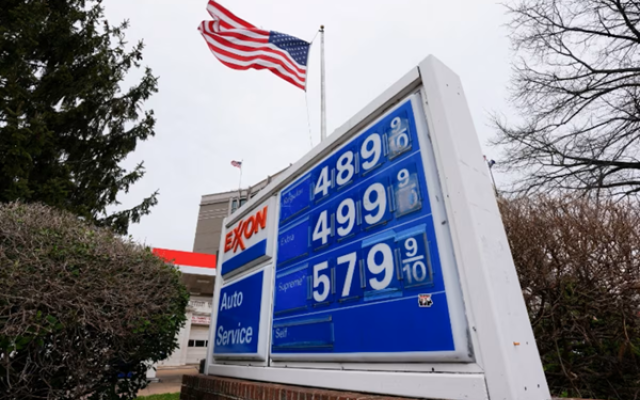 الصورة: للمرة الثانية في تاريخ أميركا.. متوسط أسعار الديزل  يتجاوز 5 دولارات للجالون