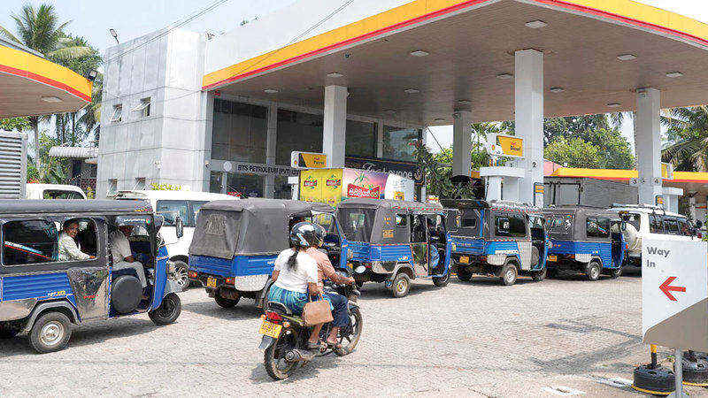 طوابير أمام إحدى محطات الوقود في سريلانكا. رويترز