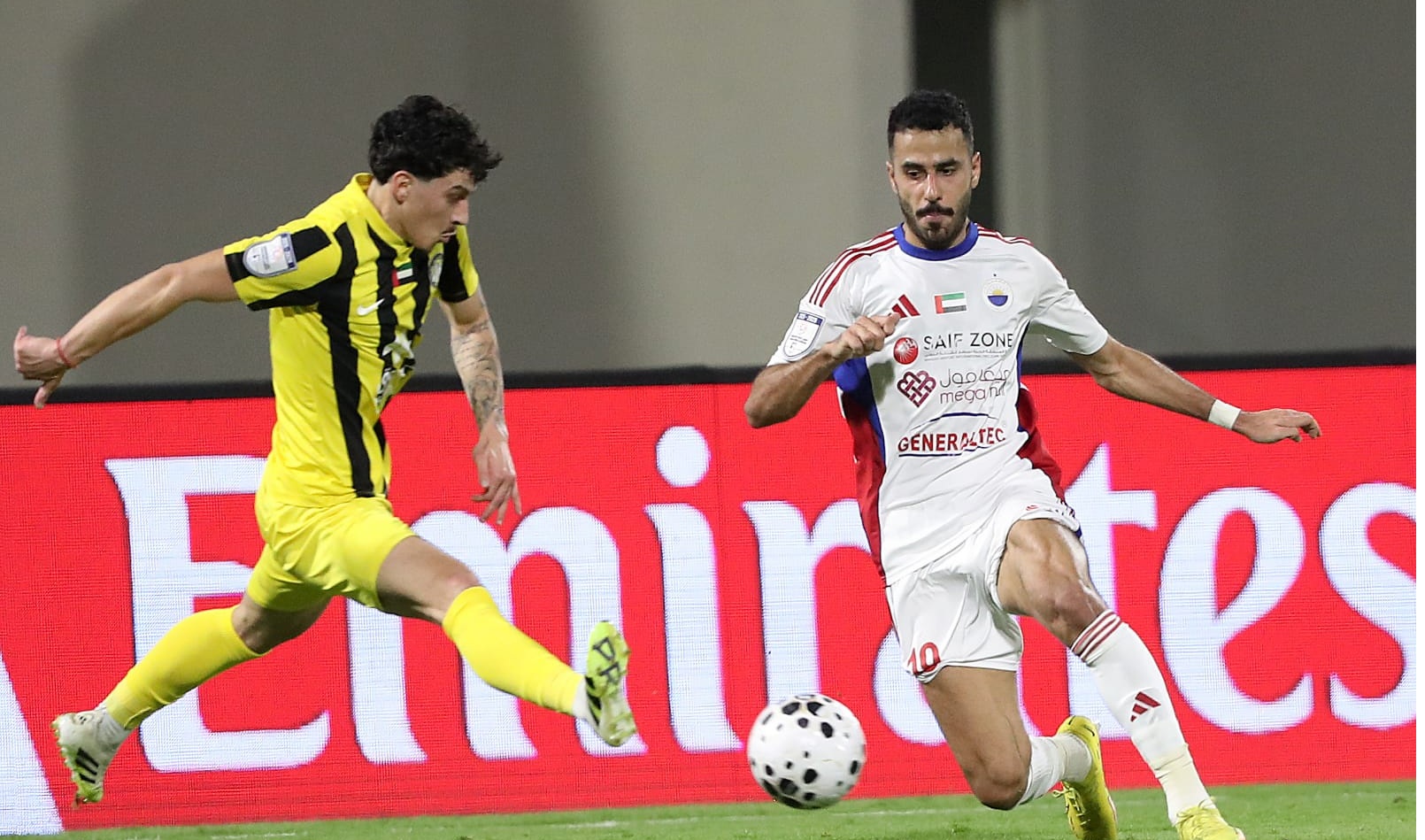 الشارقة يرفض الخسارة ويتعادل أمام كلباء 2-2