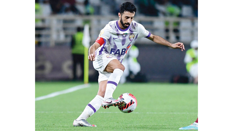 قائد فريق العين بندر الأحبابي يحمل درع دوري أبطال آسيا 2024. من المصدر