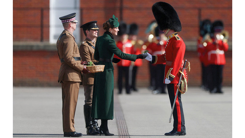 أميرة ويلز وزّعت أغصاناً من نبات النفل على الضباط وأفراد الحرس. رويترز