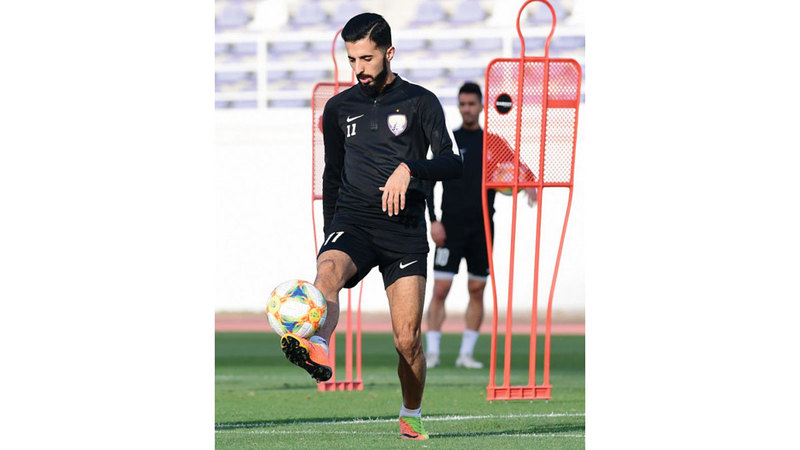 قائد فريق العين بندر الأحبابي يحمل درع دوري أبطال آسيا 2024. من المصدر