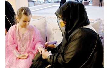 الصورة: الحناء.. نقوش الفرح لا تنقطع