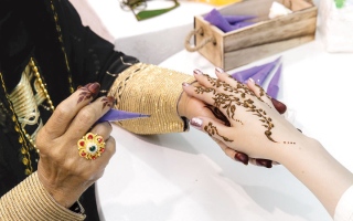 الصورة: &laquo;الحناء السوداء&raquo; تهدد فرحة العيد بحروق وتشوهات دائمة
