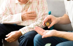 الصورة: &laquo;نبيل&raquo; يحتاج إلى 38 ألف درهم لتجديد التأمين الصحي لوالديه المسنين