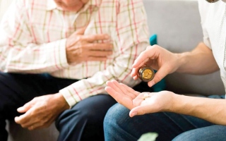 الصورة: &laquo;نبيل&raquo; يحتاج إلى 38 ألف درهم لتجديد التأمين الصحي لوالديه المسنين