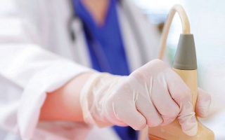 الصورة: سرطان الثدي يهدد حياة &laquo;آمنة&raquo; وتحتاج إلى 46 ألف درهم