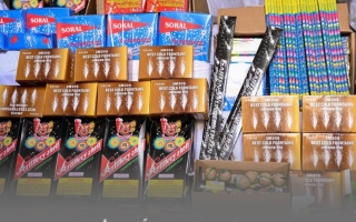 الصورة: شرطة الشارقة تضبط 60 طناً من الألعاب النارية