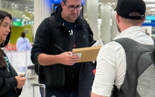 الصورة: شرطة دبي تطلق مبادرة لتوزيع هدايا تذكارية على المسافرين خلال عيد الفطر