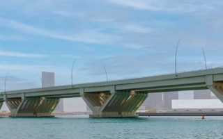الصورة: دائرة البلديات والنقل في أبوظبي تفتتح جسرين بحريين يربطان جزيرة الريم بطريق الشيخ خليفة بن زايد