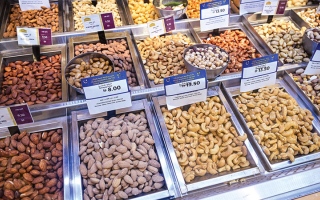 الصورة: المكسّرات.. تنوّع في النكهات ودول المنشأ واللوز والجوز والفستق الأعلى طلباً