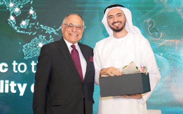 الصورة: باحث في جامعة خليفة يطوّر نموذجاً لإبطاء شيخوخة المبيض