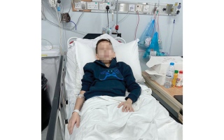 الصورة: نادر يواجه مرض &laquo;كرون&raquo; ويحتاج إلى حقن بـ 68 ألف درهم